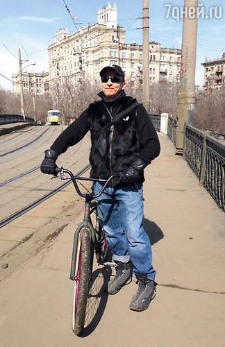 «В этом доме на «Войковской» жил мой отец — бравый герой-гвардеец». 2007 г.