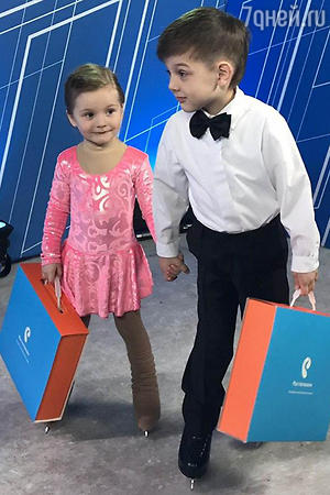 Марийка и ее юный партнер Тимофей Петрухин, которому 4,5 года, вместе вручают подарки участникам шоу.