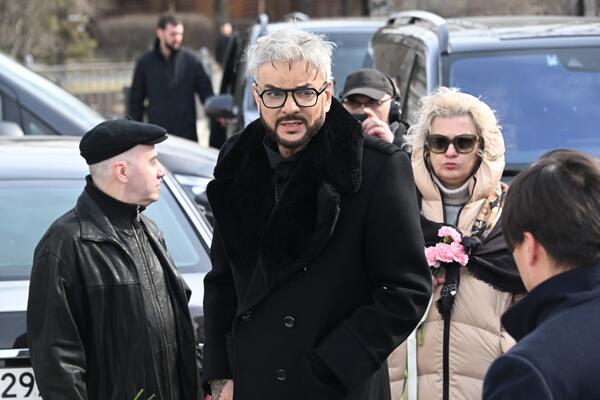 Скрывающего боль Киркорова сравнили с покойным Зайцевым — тоже затаскали по мероприятиям