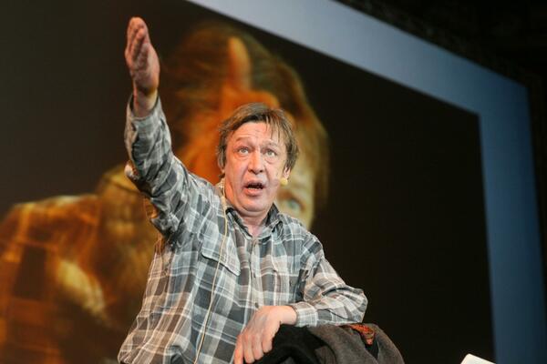 Михаила Ефремова взяли под охрану накануне его возвращения на сцену