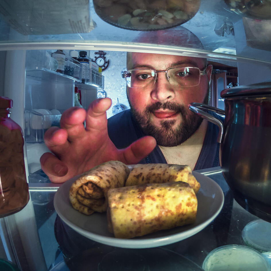 Напекла гору блинов! Сколько можно хранить масленичное угощение в холодильнике