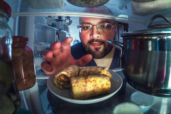 Напекла гору блинов! Сколько можно хранить масленичное угощение в холодильнике