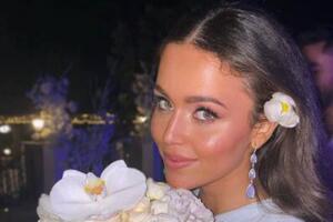 Внучка Кобзона показала первые фото со свадьбы с дизайнером