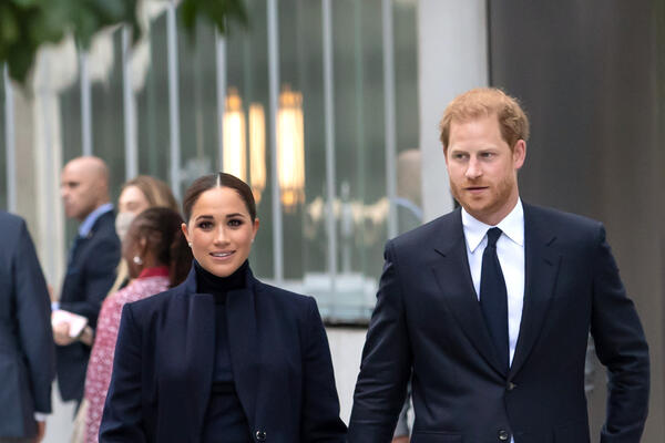 Ведет себя просто неприлично: принц Гарри веселится вовсю, пока отец в больнице