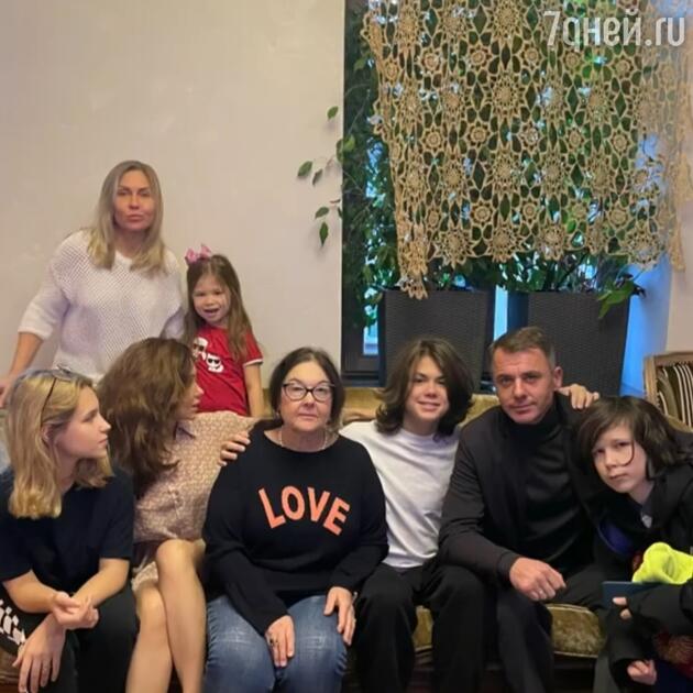 Екатерина Климова с бывшим мужем Игорем Петренко, мамой и детьми. @klimovagram/Instagram Екатерина Климова с бывшим мужем Игорем Петренко, мамой и детьми. @klimovagram/Instagram