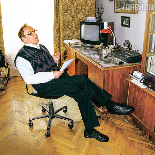 Игорь Кириллов в своем кабинете в квартире на Смоленской набережной. 1998 г.