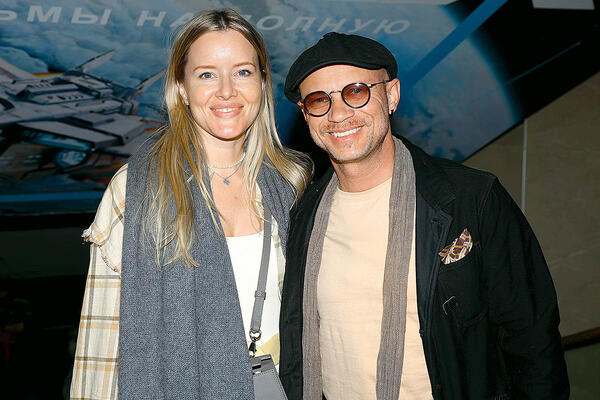 Дмитрий Хрусталев вышел в свет с женой