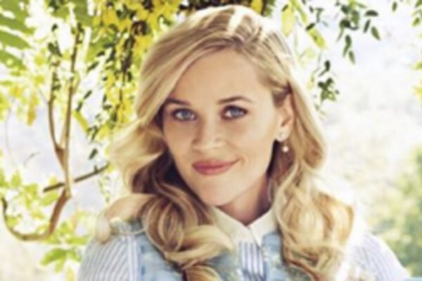 Риз Уизерспун расслабляется, разбирая свое нижнее белье