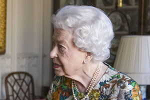 Жуткое фото: посиневшие руки Елизаветы II всерьез напугали ее фанатов