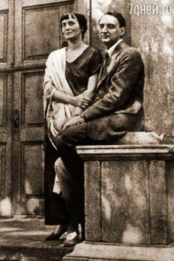 Анна Ахматова с Николаем Пуниным во дворе Фонтанного дома. 1923 г.
