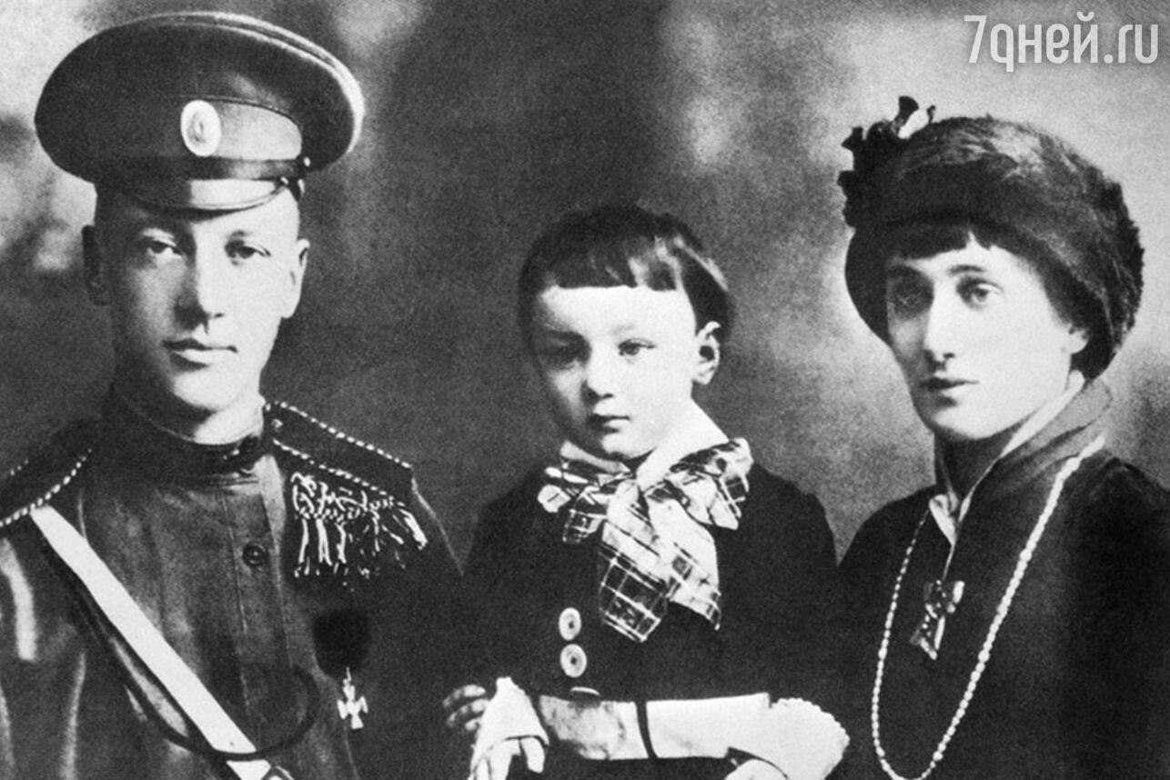 Анна Ахматова  с мужем Николаем Гумилевым и сыном Левушкой. 1915 г.