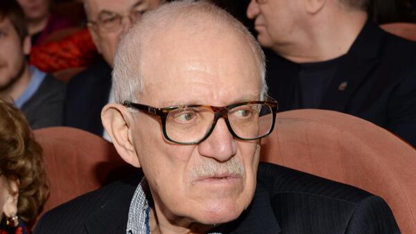 Состояние ухудшилось: режиссера Александра Митту экстренно госпитализировали