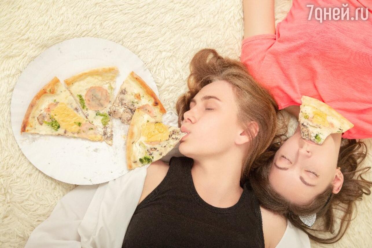 Девушки едят пиццу фото