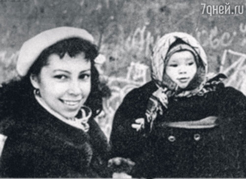 «Помню, как впервые взял Надю на руки. Это было интересно… Но в воспитании я никак не участвовал». Ирина с дочерью Надей. 1957 год
