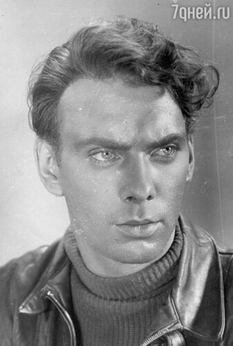 «Для меня большое значение имело, что Ира своя, проверенная долгими годами дружбы. Ведь с девчонками я был очень робкий, даже подойти к незнакомке не мог!». Алексей Баталов в фильме «Дело Румянцева». 1955 год