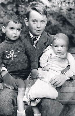 С младшими братьями: трехлетним Мишей и грудным Борей. 1940 г.