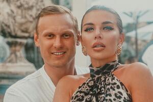 Седокова вернулась к мужу после сообщений о разводе