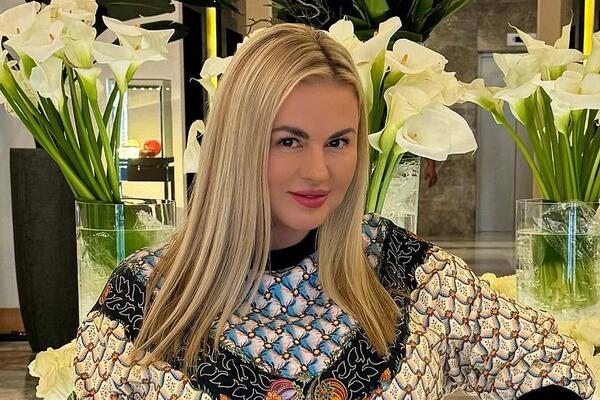 Любовь живет три года: что Семенович сказала о кризисе в отношениях с женихом