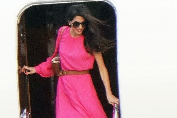 Элегантна, как всегда: Амаль Клуни прилетела на юг Франции