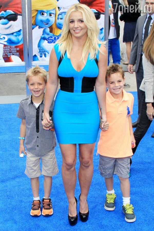 Бритни Спирс с сыновьями, Смурфики 2, 2013