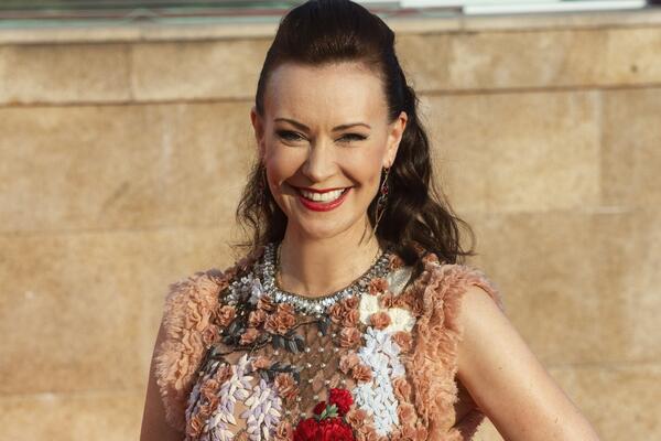 Яркие губы и ретро-укладки: лучшие бьюти-образы с открытия фестиваля «Кинотавр» 2019