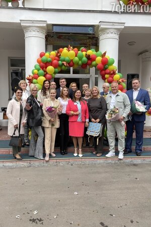 Певица МакSим с управляющим советом школы - фото Певица МакSим с управляющим советом школы - фото