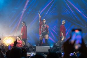 «Нам так нравится жить!» – Ольга Бузова, Люся Чеботина, Мари Краймбрери на главном корпоративе года