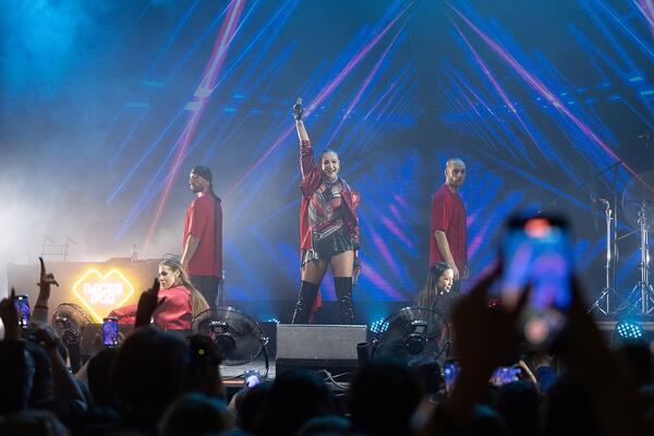 &laquo;Нам так нравится жить!&raquo; &ndash; Ольга Бузова, Люся Чеботина, Мари Краймбрери на главном корпоративе года