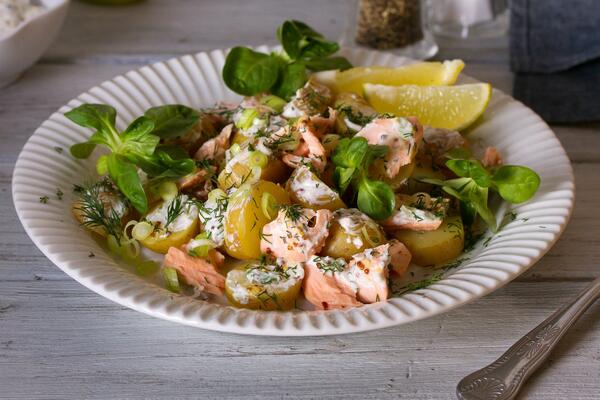 Салат с красной рыбой и картофелем: рецепт полезной закуски от Сергея Малоземова