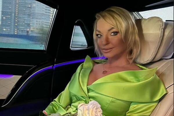 Волочкова привела в свой особняк молодого мужчину на Новый год