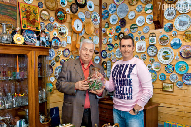 Дядя и племянник на фоне коллекции тарелок, привезенных членами большой семьи из путешествий по странам мира