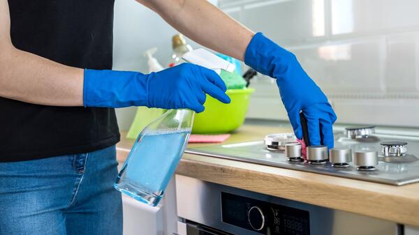 Три опасности: эксперт объяснила, зачем мыть плиту раз в неделю 
