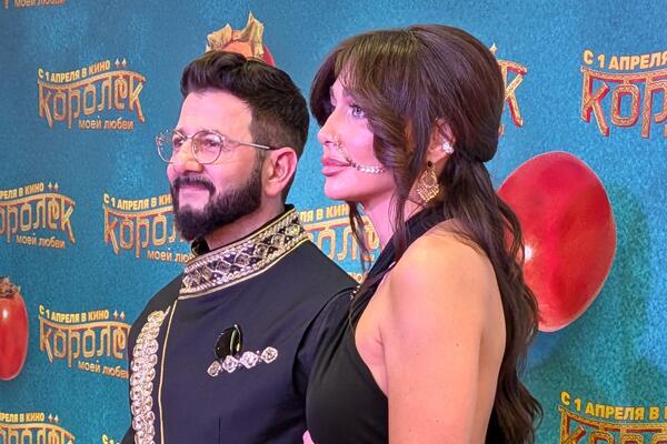 Звезда Болливуда с кольцом в носу: Михаил Галустян вывел в свет новую возлюбленную