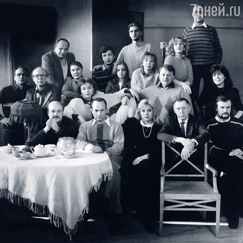 Одна из последних фотографий, где я среди актеров МХАТа (слева от Михаила Рощина). Блистательный период лучшей труппы Москвы подходит к концу, но и Калягин, и Борисов еще играют в театре у Ефремова