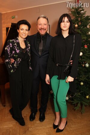 Алексей Кравченко с женой Надеждой и дочерью Ксенией