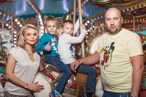 Ксения Новикова с мужем Алексеем и детьми Богданом и Мироном