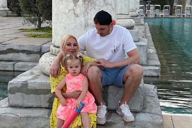 Лера Кудрявцева и Игорь Макаров с дочерью