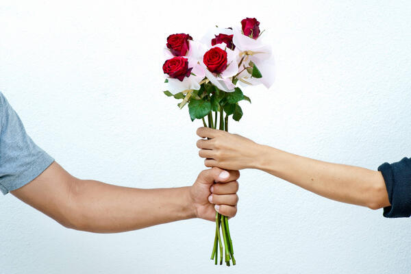 Зачем мошенники дарят цветы без повода россиянам — шокирующая схема обмана