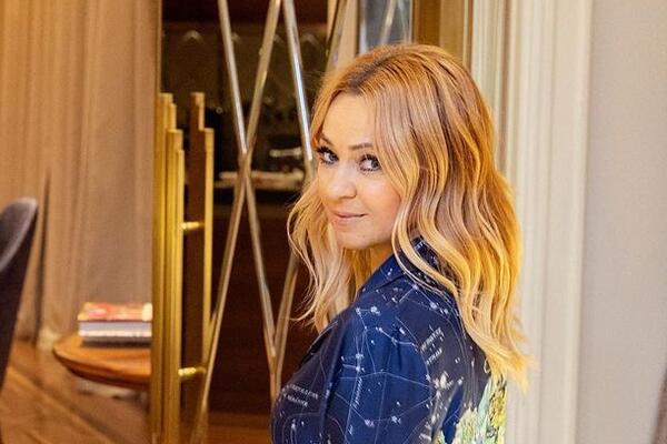 Огромная люстра и сундук: Рудковская показала свою спальню после ремонта