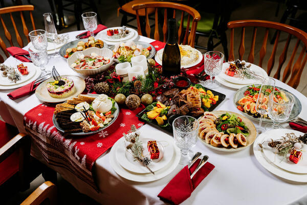 Новогодние каникулы без переедания: как пережить застолья без тяжести