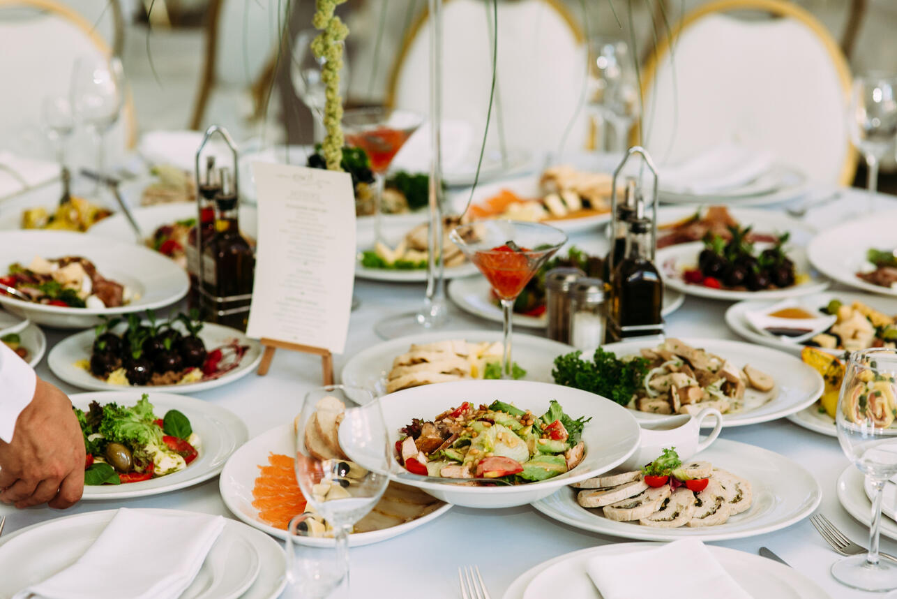 новогодние каникулы без переедания, как не переедать на Новый год, советы для застолий, легкая новогодняя еда, продукты для пищеварения, питание в праздники, как питаться в Новый год, питание после застолья, как избежать тяжести после еды, что съесть перед алкоголем