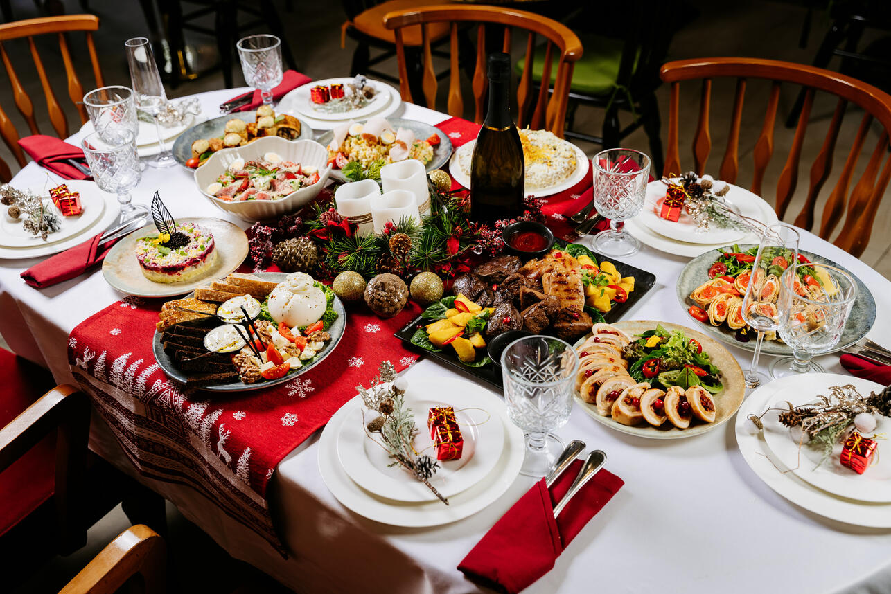 новогодние каникулы без переедания, как не переедать на Новый год, советы для застолий, легкая новогодняя еда, продукты для пищеварения, питание в праздники, как питаться в Новый год, питание после застолья, как избежать тяжести после еды, что съесть перед алкоголем