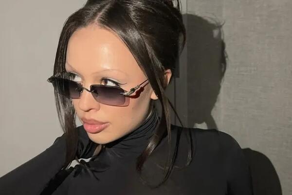 Роскошь за бортом: INSTASAMKA утопила HERMÈS KELLY во время съемок клипа