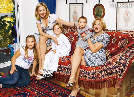 Людмила Максакова с дочерью Марией, ее детьми Ильей и Люсей, а также внучкой Аней 
