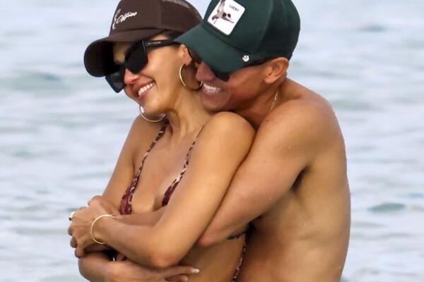 Отпраздновала развод: Джессика Альба появилась в Майами со своим новым мужчиной