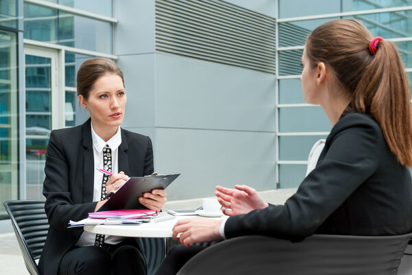 И в пир, и в офисный мир: как одеться зимой на собеседование