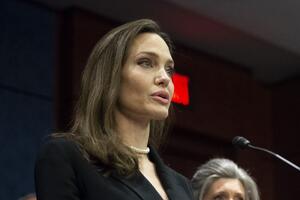 Анджелина Джоли решила судиться с ФБР 
