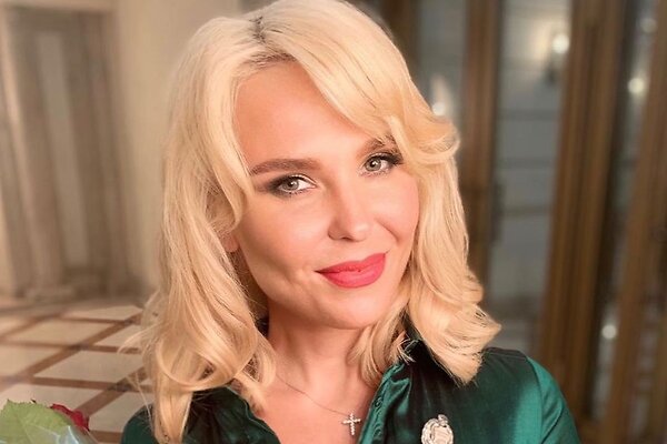 «Роскошная невеста!» Пелагея произвела фурор в белом платье с корсетом