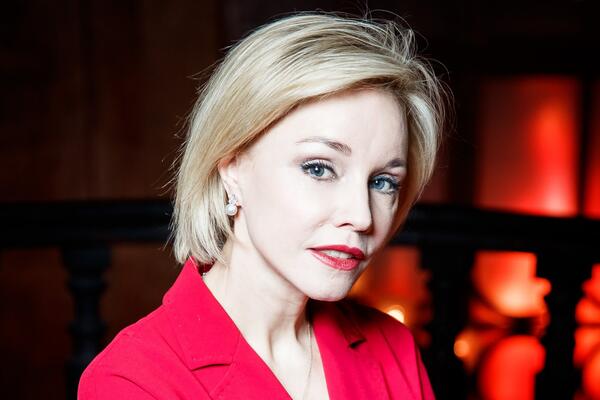 Марина Зудина поздравила Константина Богомолова