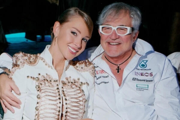 Счастливый Дибров воссоединился с экс-женой на своей вилле — как раньше